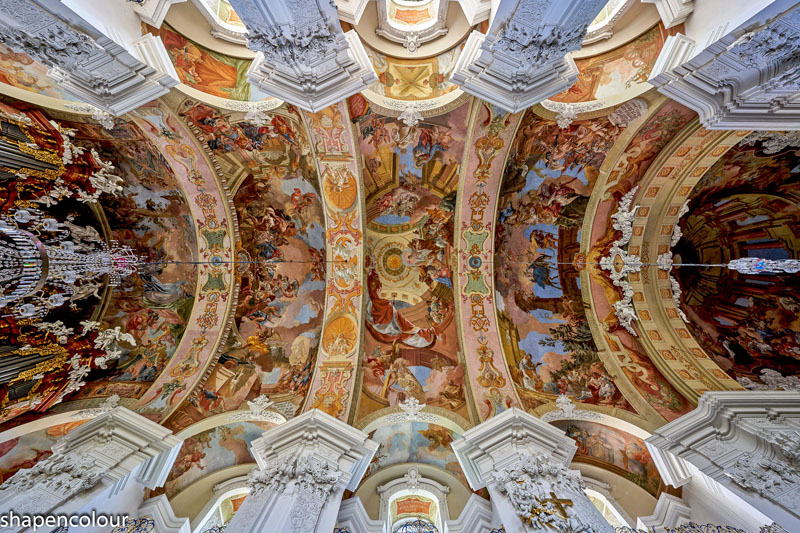 Lavishly decorated baroque ceiling:
