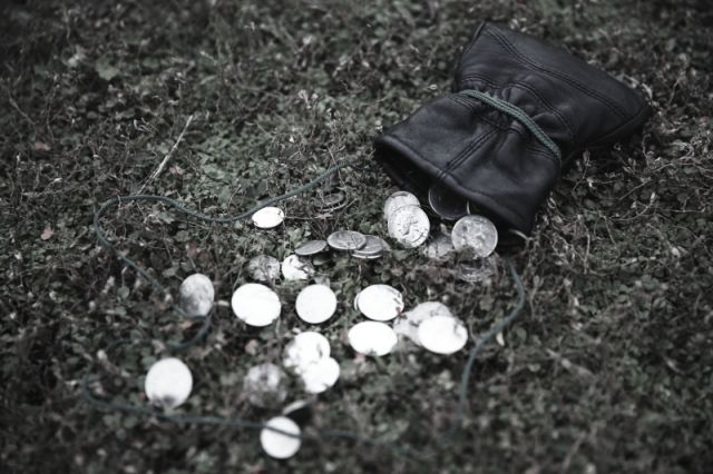A purse, abandoned in haste..